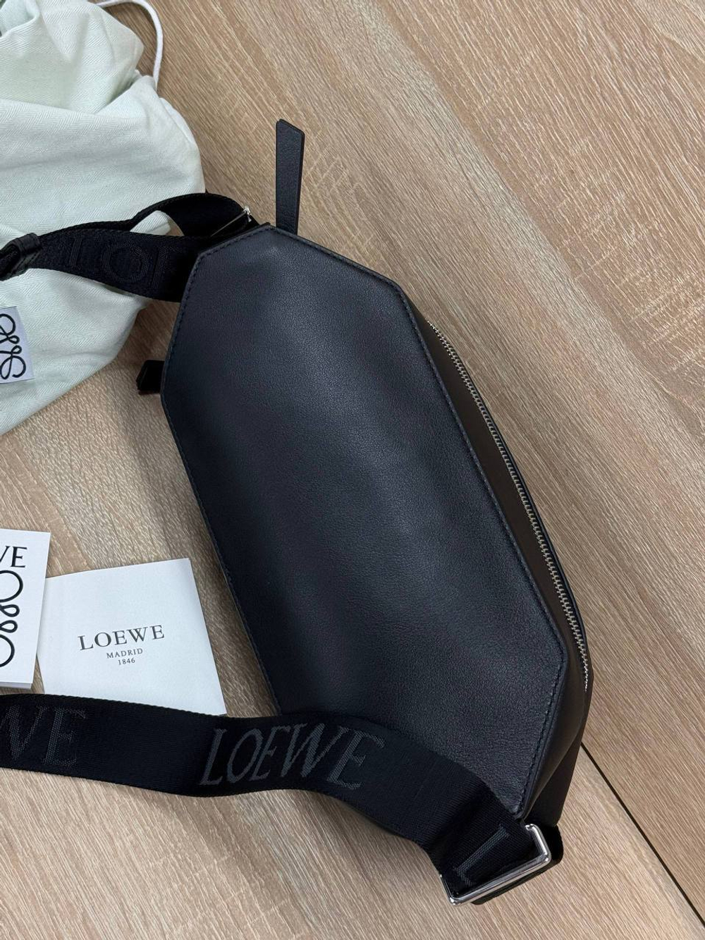 Сумка-слинг Loewe