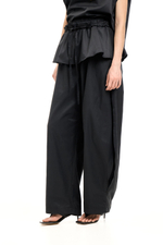 Брюки лёгкие О-силуэта с воланом по талии черные