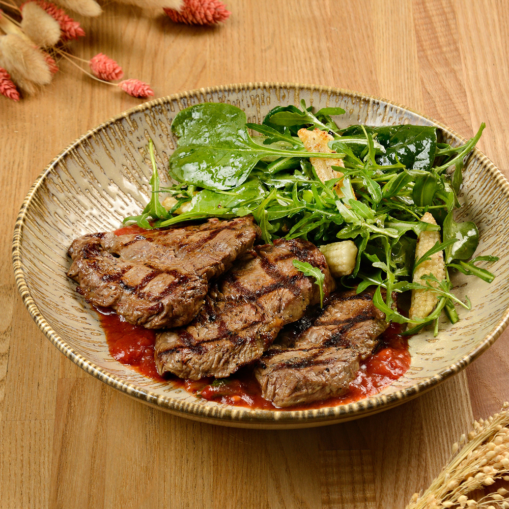 Медальоны с соусом сальса