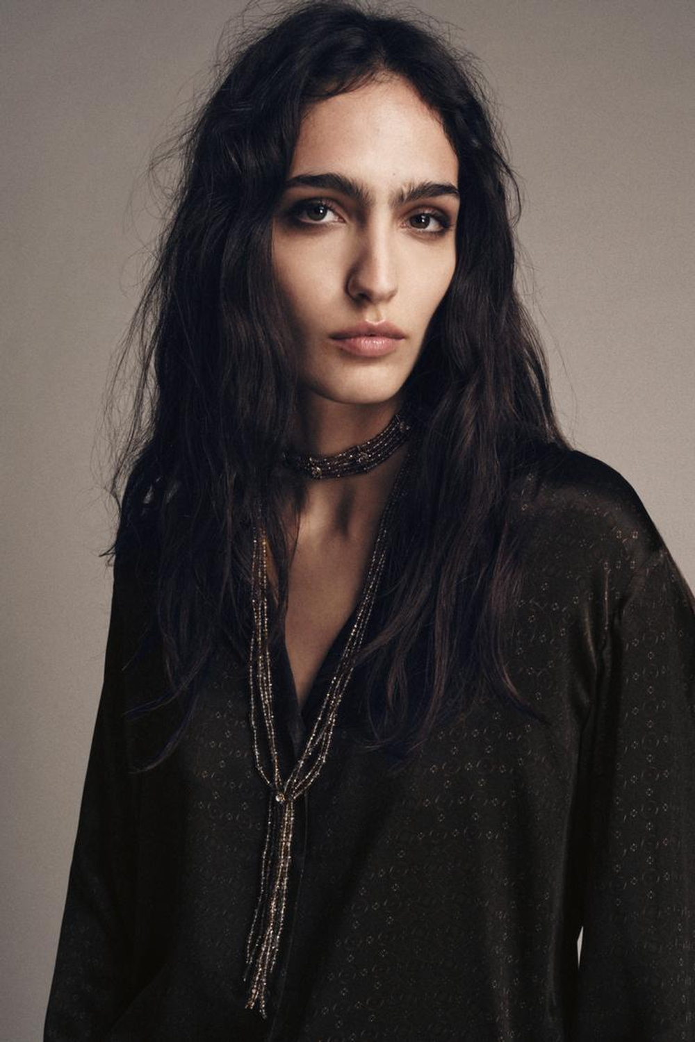 ZARA НАБОР ИЗ 2 ОЖЕРЕЛИЙ-ЧОКЕРОВ С БУСИНАМИ И СТРАЗАМИ, СЕРЫЙ