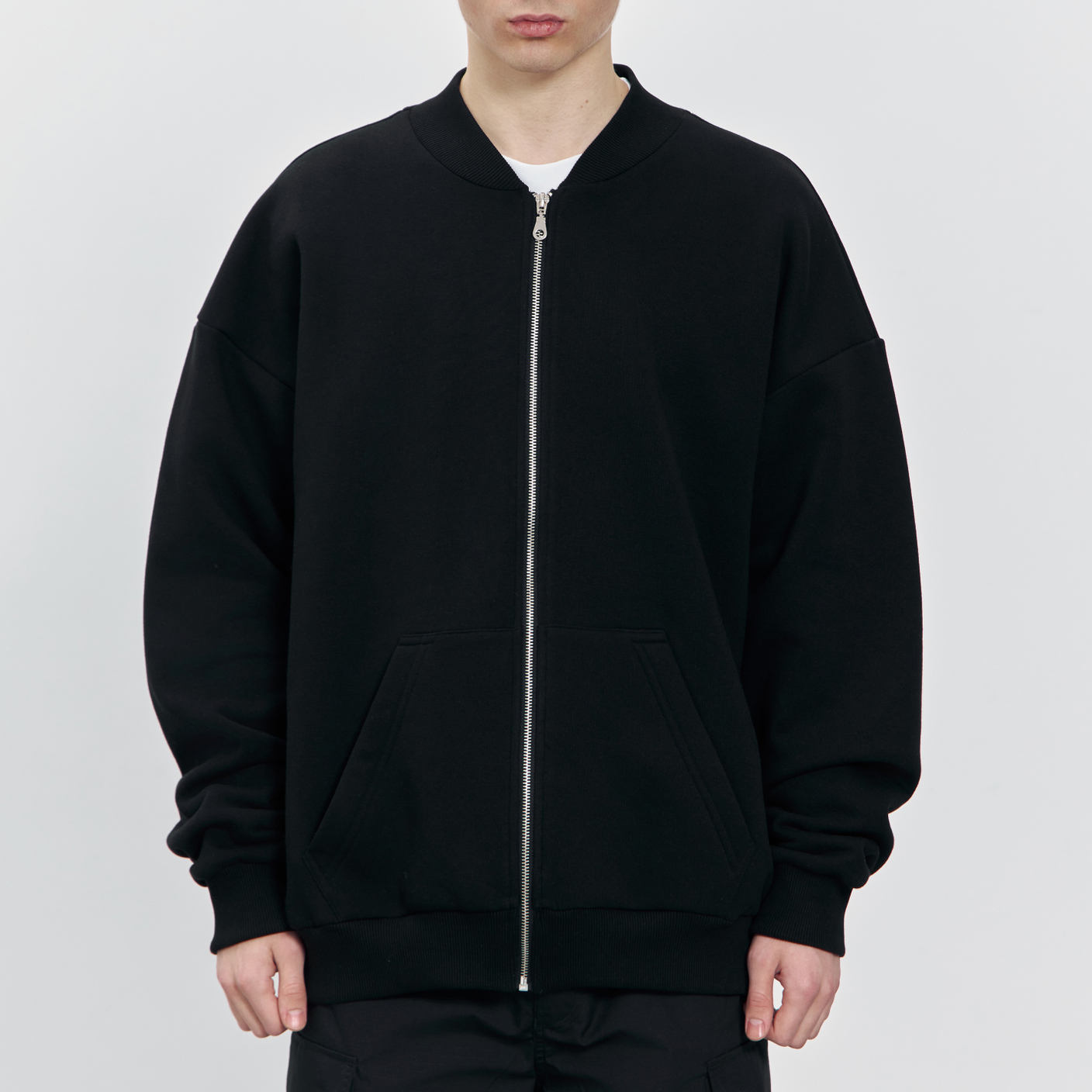 Бомбер как база для корпоративного мерча