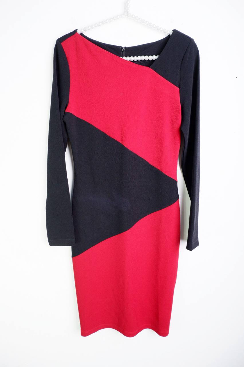 Платье Avon сдержанное, визуально на 40/42 размер