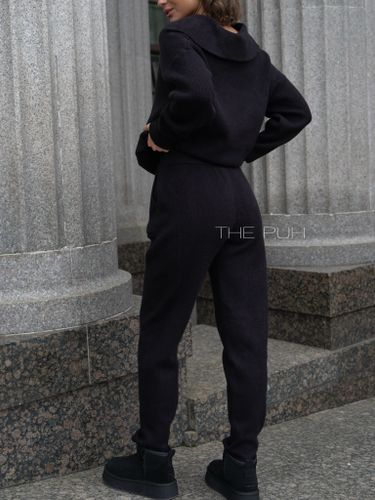 Черный трикотажный костюм с воротником-поло