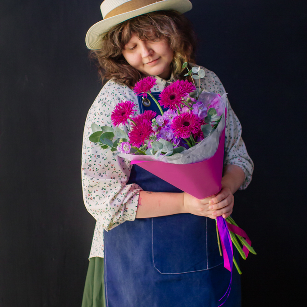 27. Современный яркий букет с гермини и маттиолой