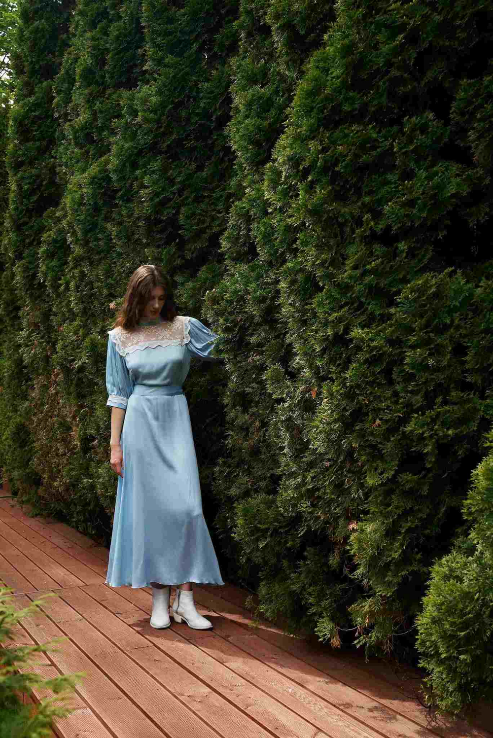 Платье миди со вставкой на груди голубое