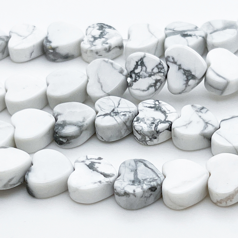 Магнезит, сердце, размер около 10 мм, цена за 18-19 шт (1/2 нити)