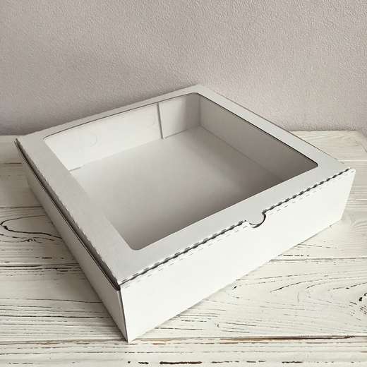 Коробка 30 х 30 х 6 см с окном, белая