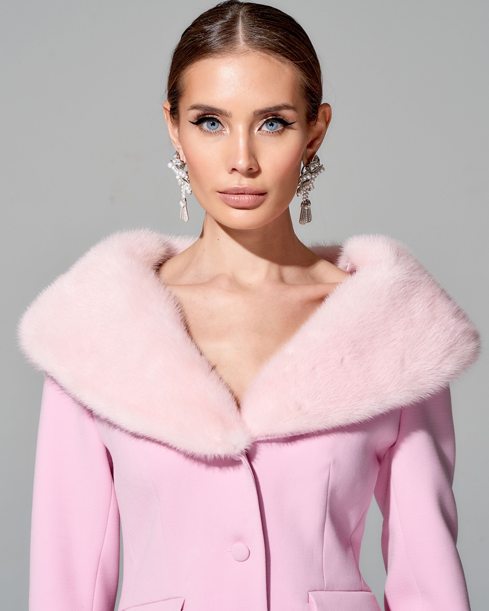 Приталенный жакет "Принцесса Монако" из итальянского крепа с меховой отделкой