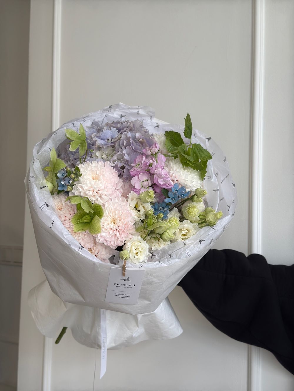 Букет сборный из гортензии, оксипеталума, хелеборуса и хризантемы