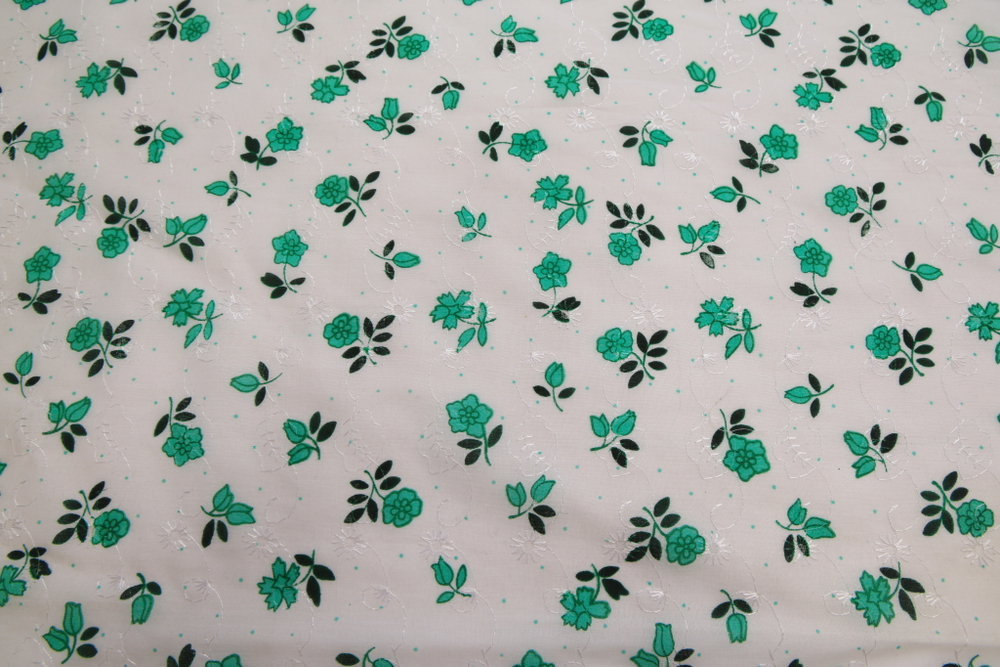 Батист вышивка белый в зеленый цветочек