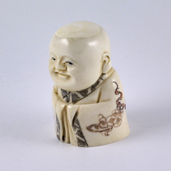 Нэцкэ Улыбающийся мальчик Карако в кимоно