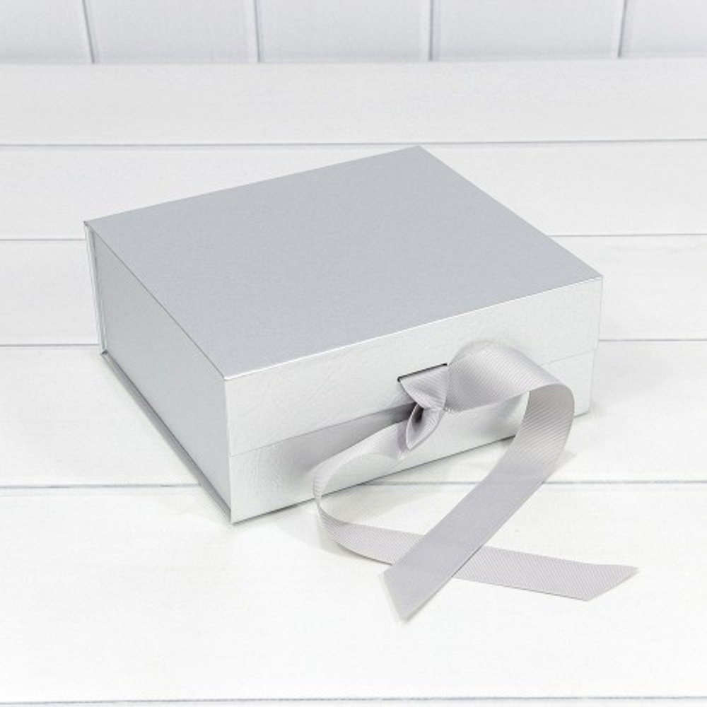 Коробка сборная 20х18х18 см на магнитах (Серебряный)