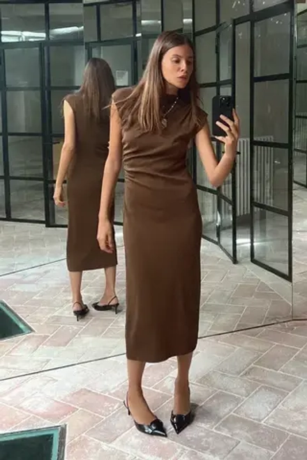 ZARA ПЛАТЬЕ МИДИ СО СБОРКОЙ, СВЕТЛО-КОРИЧНЕВЫЙ