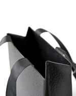 Пакет из дизайнерской бумаги с репсовой ручкой.