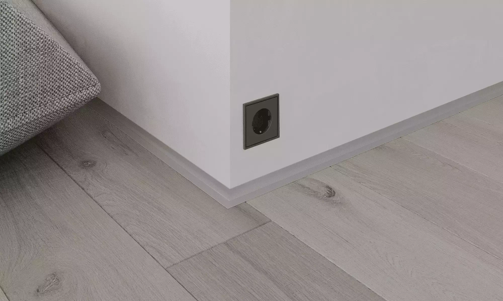 Микроплинтус для пола L-образный серебристый матовый, алюминиевый, C-05.25.2L Ликорн 26×16×2500 мм