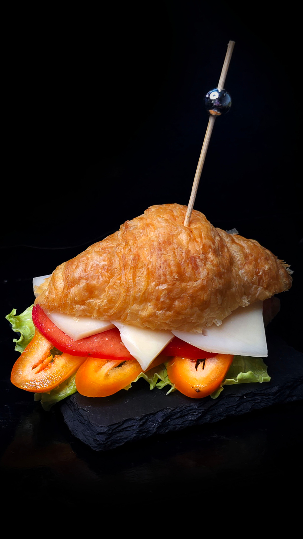 Сливочный круассан с сыром и овощами