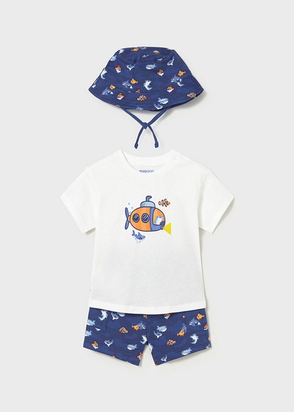 футболка с шортами и панамкой