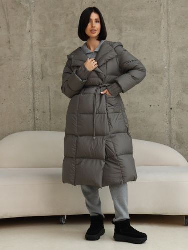Удлиненный пуховик на запах с объемным капюшоном