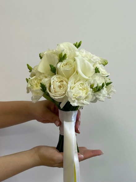 Свадебный букет из диантусов, калл, фрезии и одноголовых роз