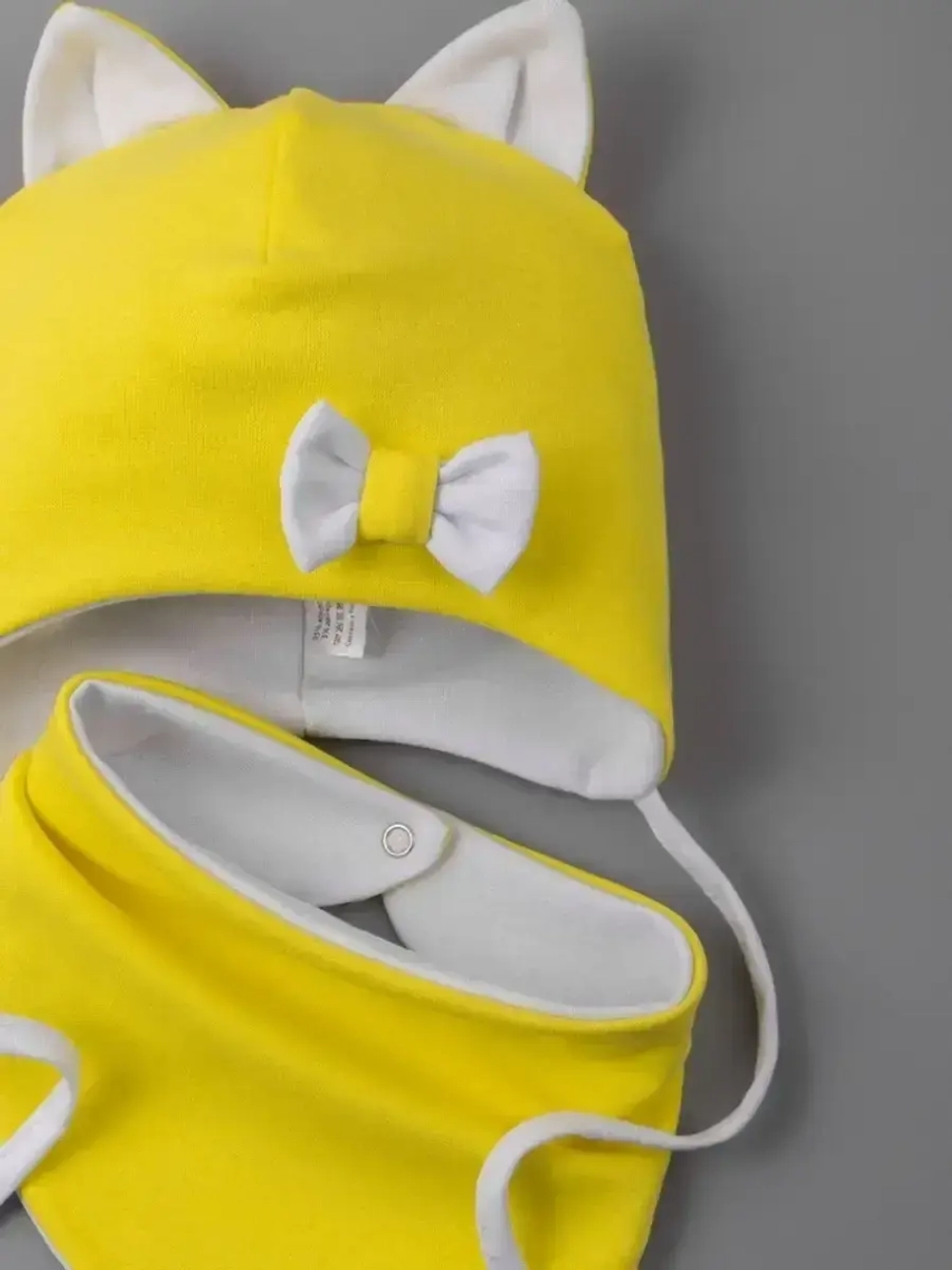 Шапка для девочки с ушками осенняя и снуд