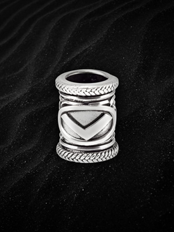 Фото шарма из серебра с руной старшего футарка Кеназ или Кано скандинавский талисман оберег