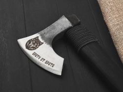 Кованый топор "Брату от брата", гравировка "Волк", рукоять черный мореный ясень