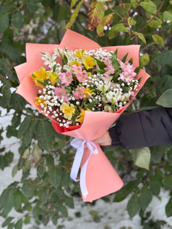 Букет цветов Альстромерии микс с гипсофилой