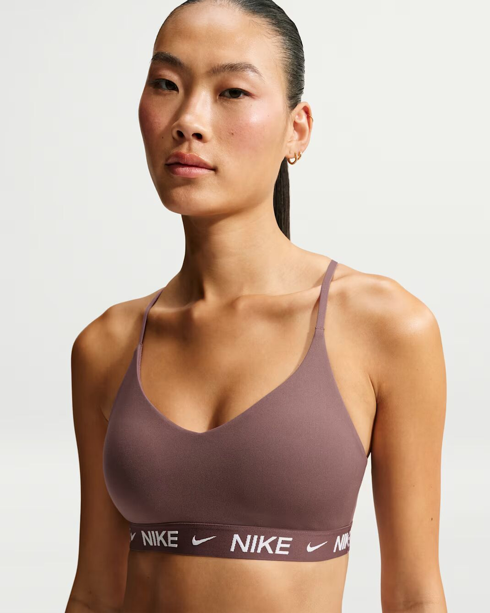 Nike Indy с легкой поддержкой Женский спортивный бюстгальтер с вставками и регулируемыми бретелями - NIKE