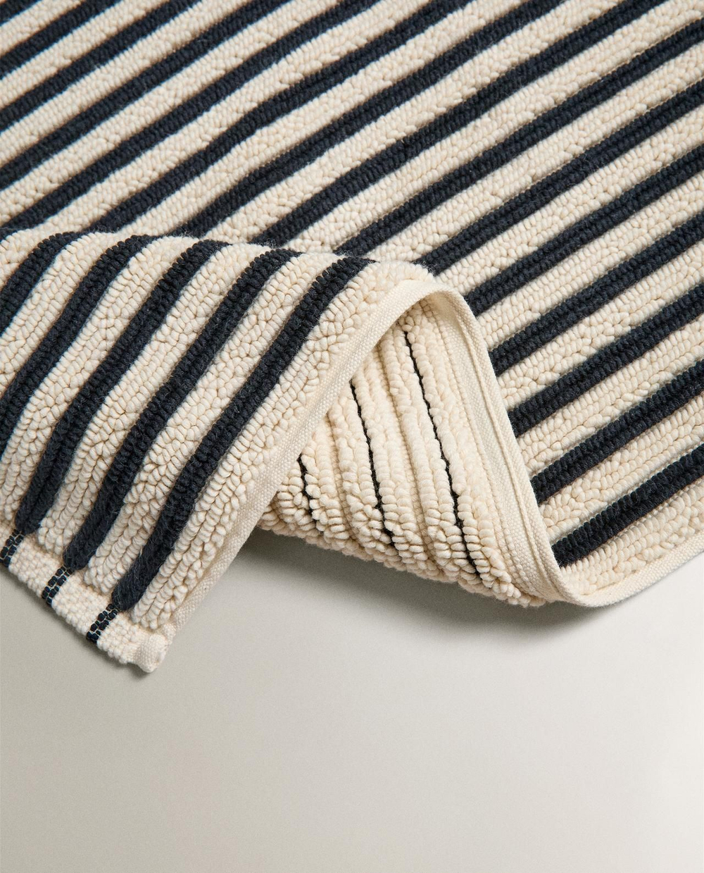 Zara Home - Цветной полосатый коврик для ванной комнаты, черный, 80x120 см