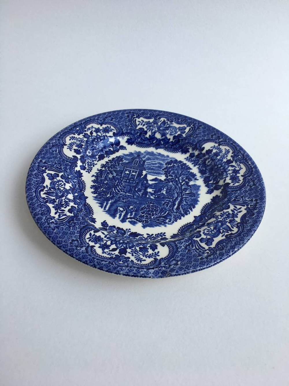 Десертная тарелка English Ironstone (скол)