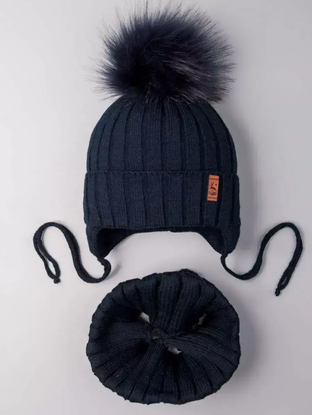 Шапка зимняя для мальчика на завязках и снуд
