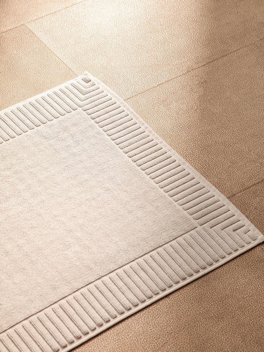 Коврик для ванной с фактурным бортиком светло-серого цвета из коллекции essential, 50x80 см