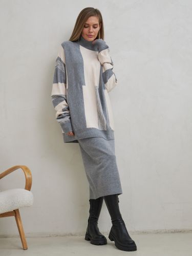 Серо-белый вязаный костюм с юбкой