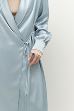 Платье на запах с подплечниками