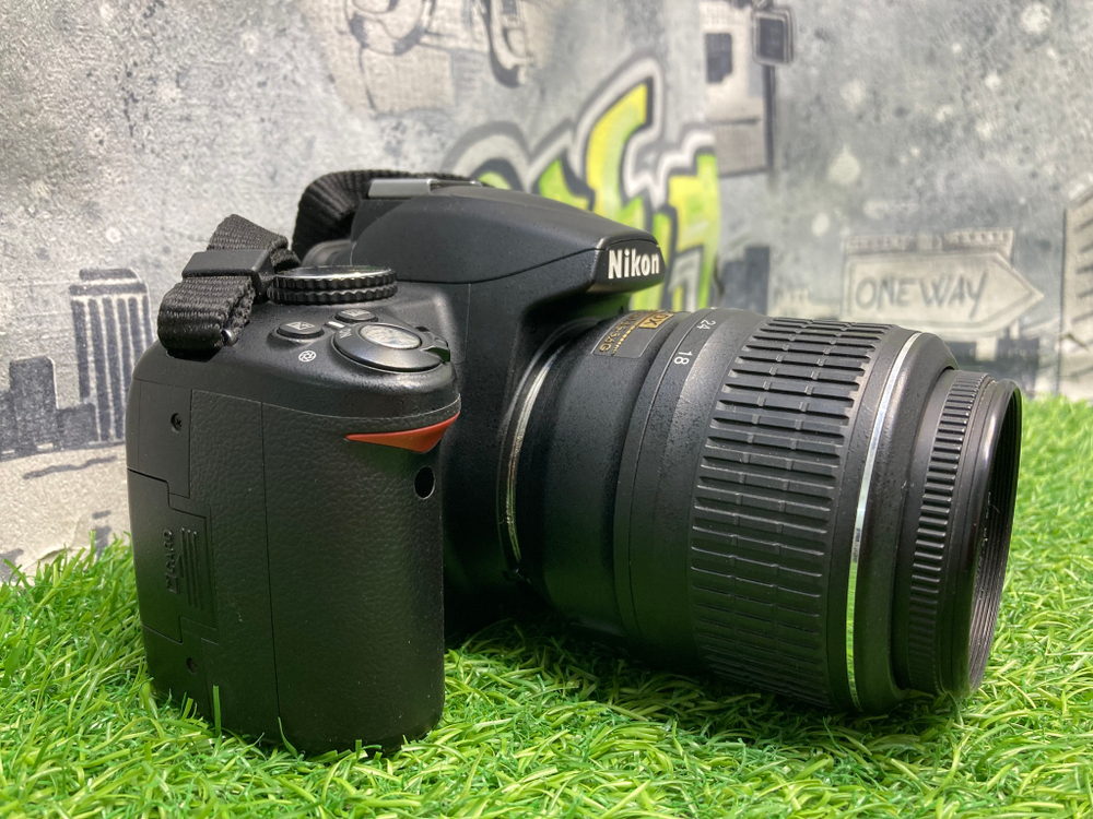 Nikon D3000 Kit 18-55mm 14.000 кадров