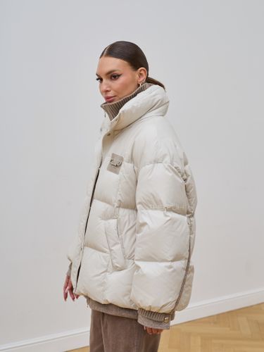 Короткий бежевый пуховик с шерстяными вставками