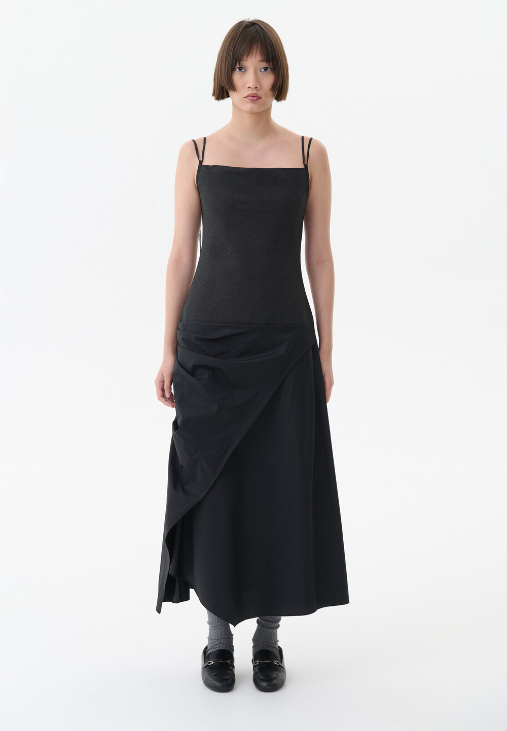 Платье на бретелях с ассиметричной юбкой