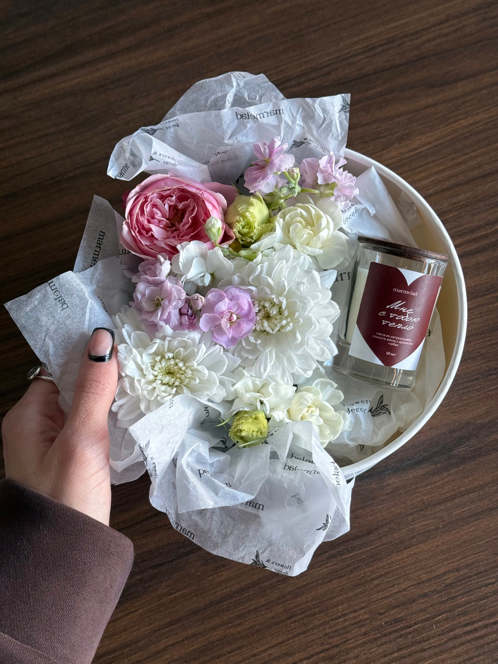 Цветочная композиция в коробке+свеча 50 мл