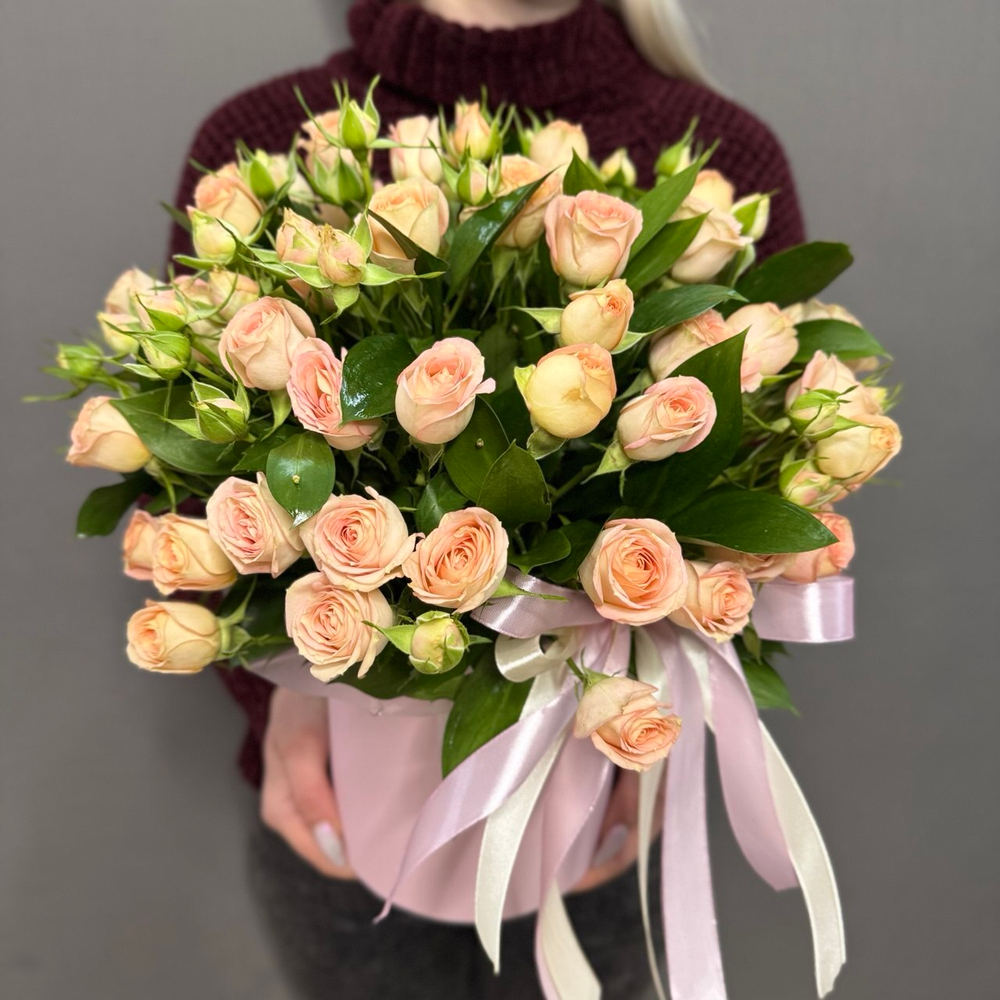 Композиция с кремовыми кустовыми розами