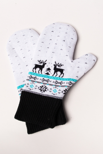 Белые вязаные варежки "Северные олени"