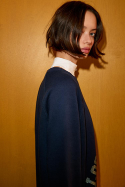 ZARA ТОЛСТОВКА С ТЕКСТОМ ИЗ ФОЛЬГИ, МОРСКОЙ СИНИЙ