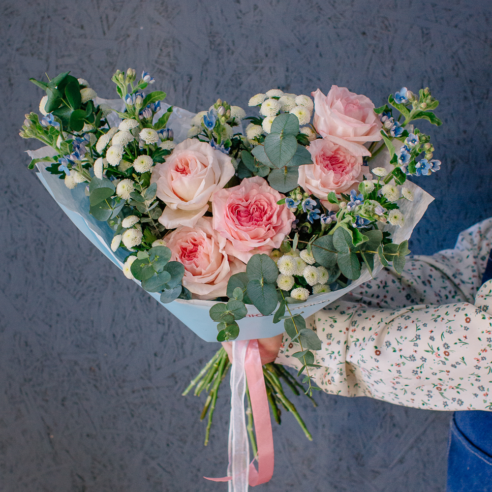 151. Акварельный букет в розово-голубой гамме с оксипеталумом