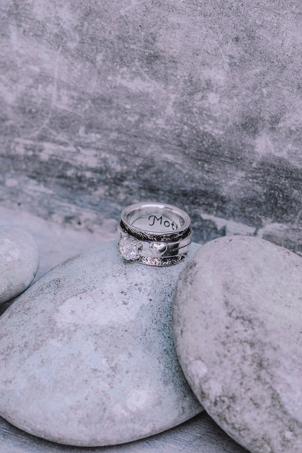 Кольцо «Чинта» с белым цирконом и чернением