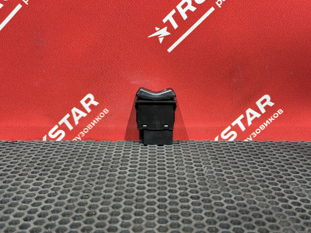 Кнопка люка