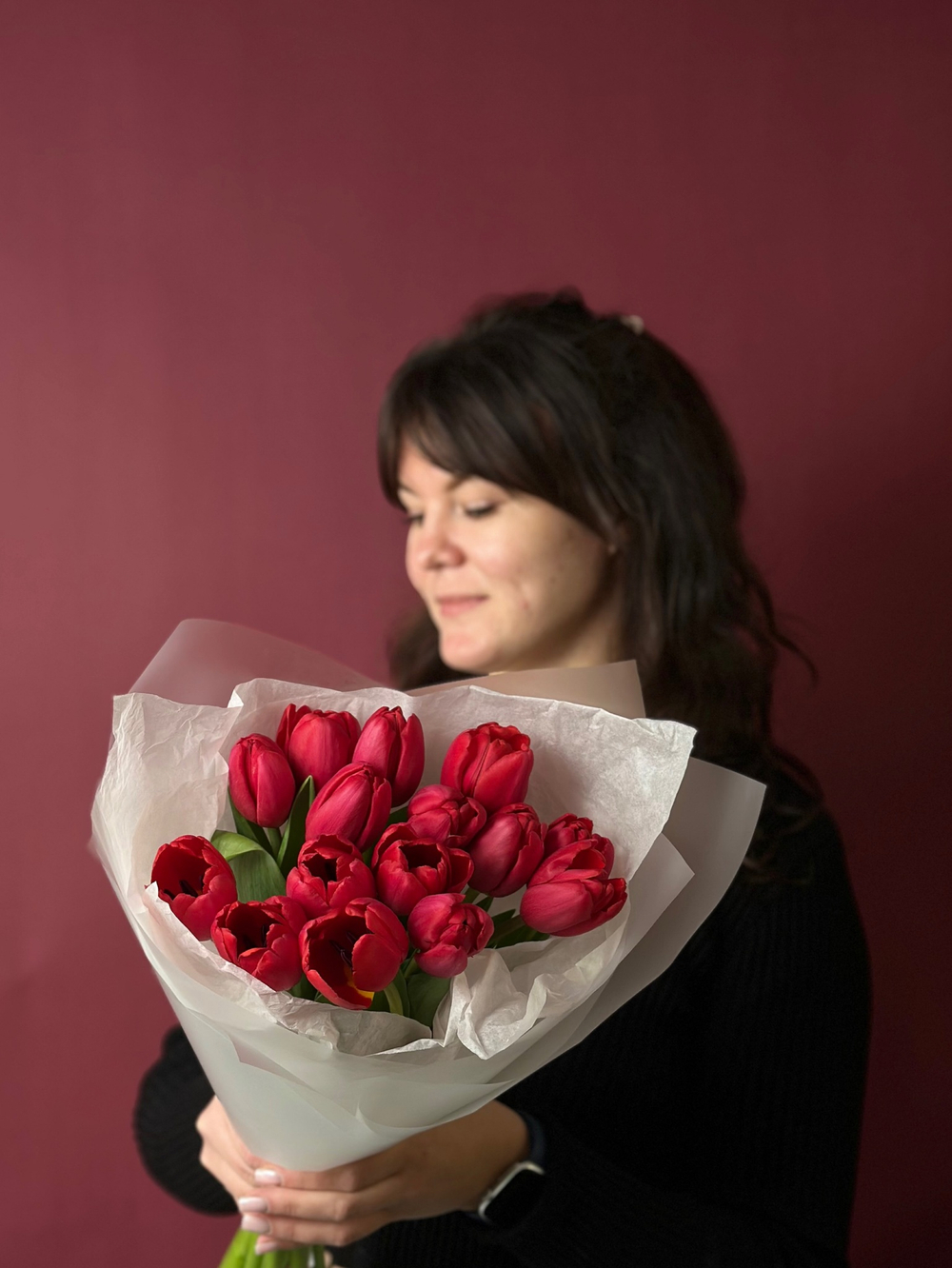 Букет бордовых гладких тюльпанов