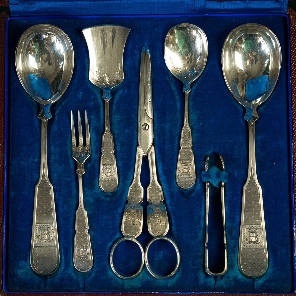 Комплект приборов для сервировки стола