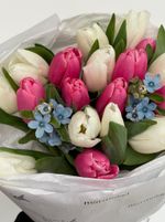 Букет из 21 тюльпана белого, розового цвета и незабудок