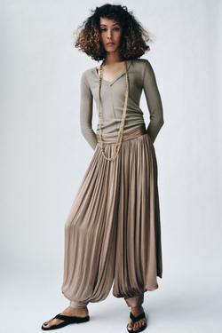 ZARA ФУТБОЛКА В РУБЧИК С V-ОБРАЗНЫМ ВЫРЕЗОМ, СВЕТЛЫЙ ХАКИ