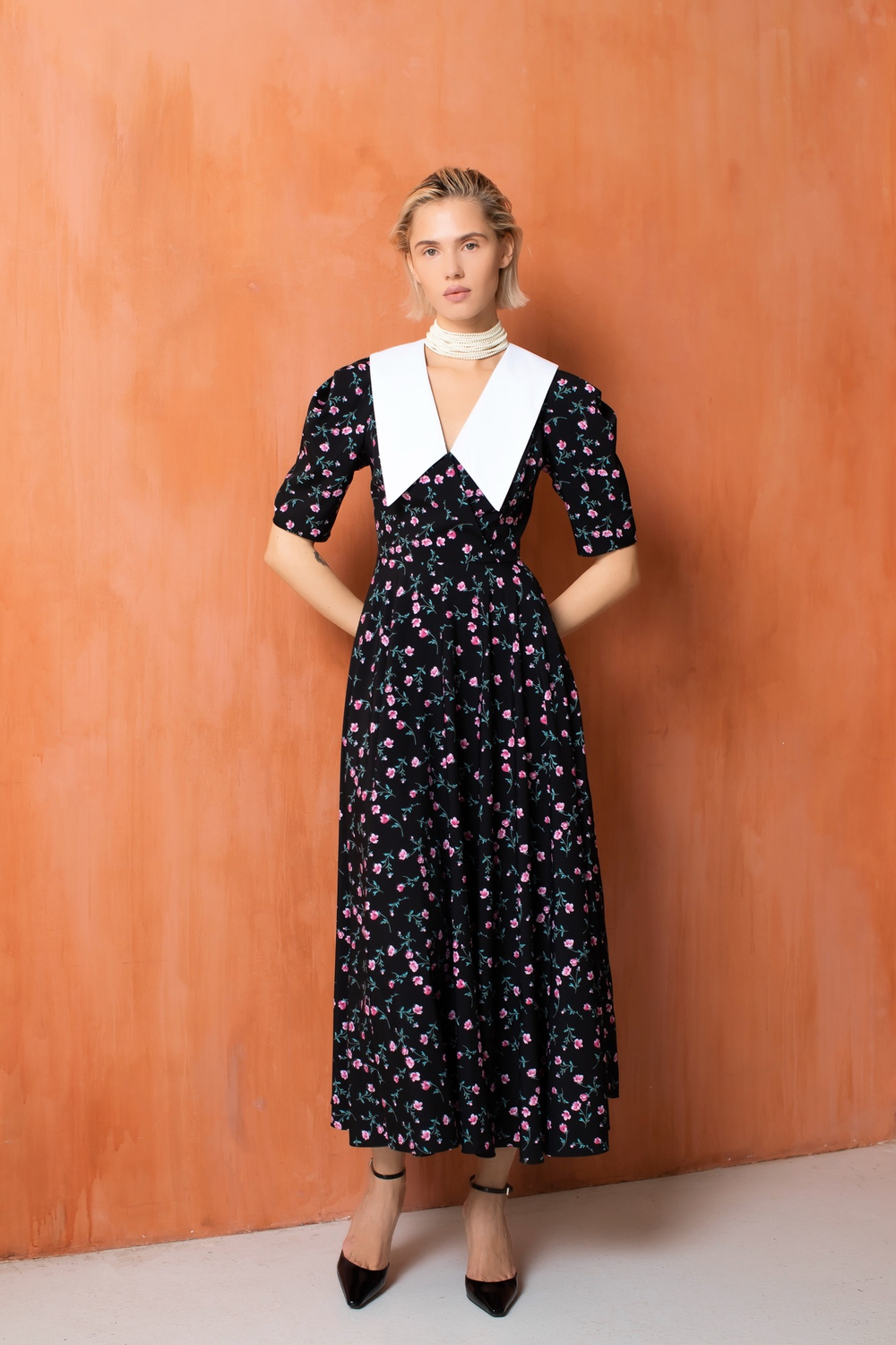 Платье с белым воротником