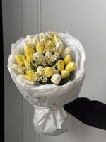 Букет из 29 белых, лимонных тюльпанов и ромашек